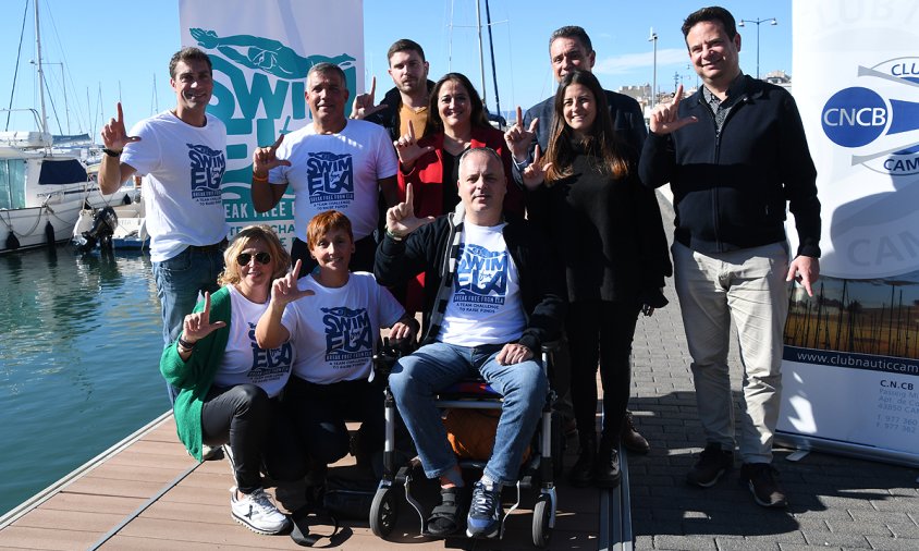 Foto de grup dels protagonistes de la presentació dels actes per la lluita contra l'ELA, ahir, a les instal·lacions del Club Nàutic Cambrils