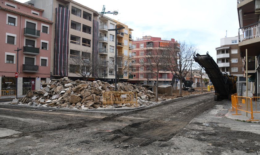 Plaça d'Aragó amb el paviment aixecat, ahir al migdia