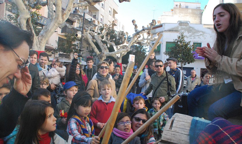 Cagada popular del Tió a la plaça de l\'església de Sant Pere