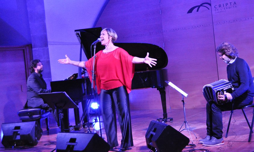 Els Marcelo Mercadante Trio en un moment de la seva actuació, ahir, a la Cripta de l'Ermita