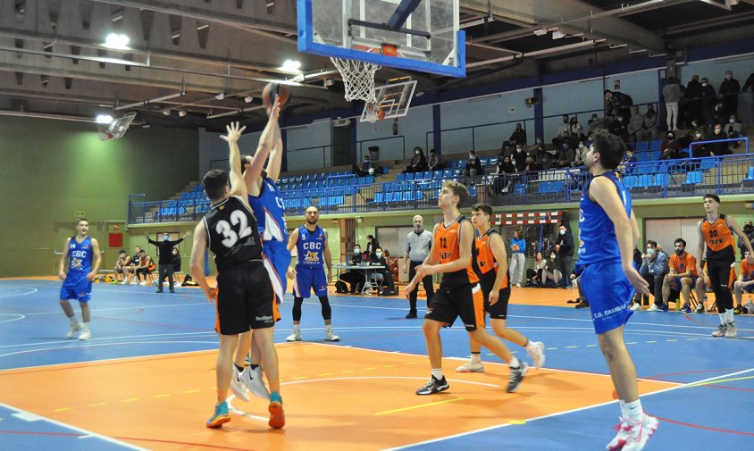 Un moment del partit entre el CB Cambrils i l'AE Vendrell, ahir a la tarda