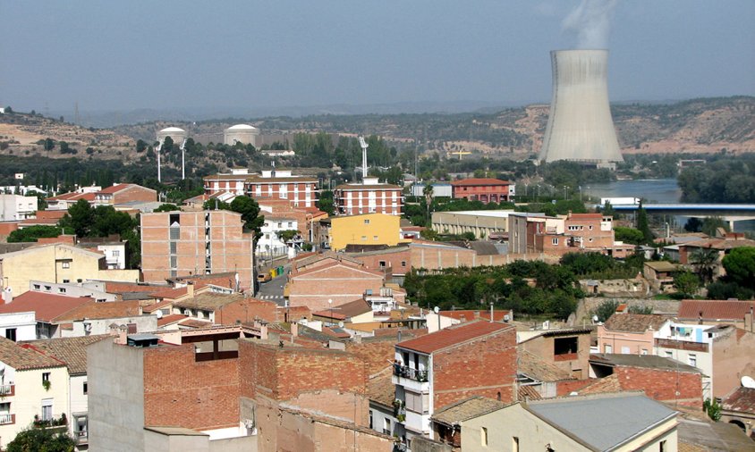 Imatge d'arxiu del municipi d'Ascó amb la xemeneia de la central al fons