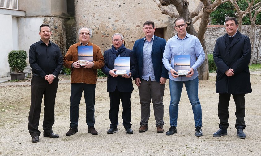 Els tres restauradors cambrilencs amb l'alcalde Oliver Klein, el regidor Juan Carlos Romera i Xavier Arnavat, en representació de Repsol