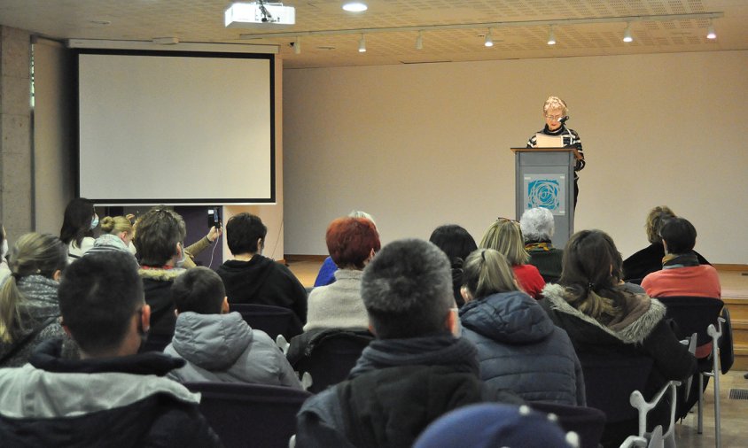 Un moment de la lectura del poema a càrrec de membres dels clubs de lectura de la Biblioteca i d'alumnes de català