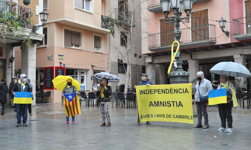 Un moment de la concentració de les Àvies i Avis, ahir al matí, a la plaça de la Vila