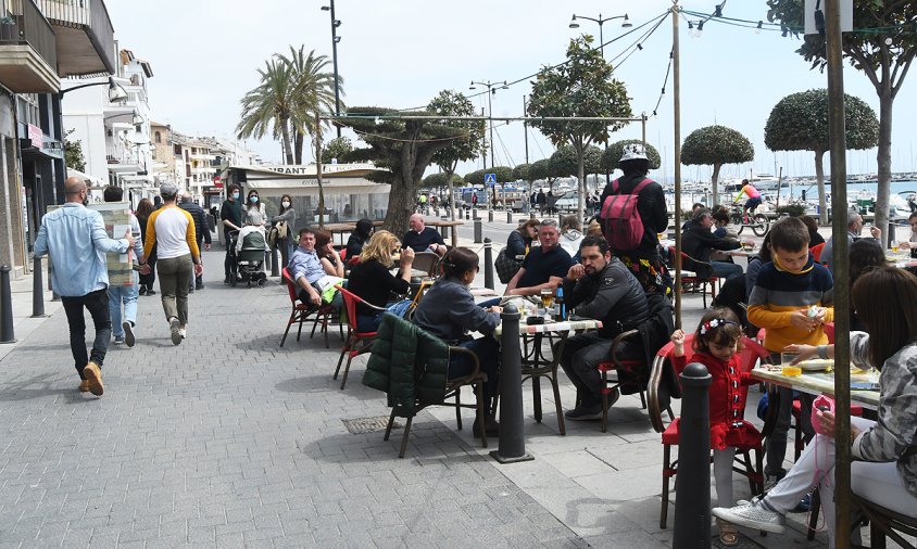 Terrases d'establiments d'hostaleria a la façana del port