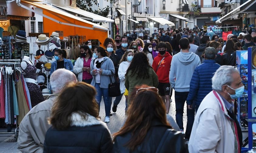 Gent passejant pel carrer Consolat de Mar, al port de Cambrils, durant la Setmana Santa de l'any passat