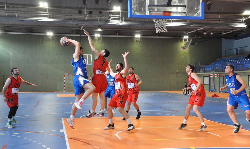 Un moment del partit entre el CB Cambrils i el Sant Pere i Sant Pau, disputat ahir a la tarda