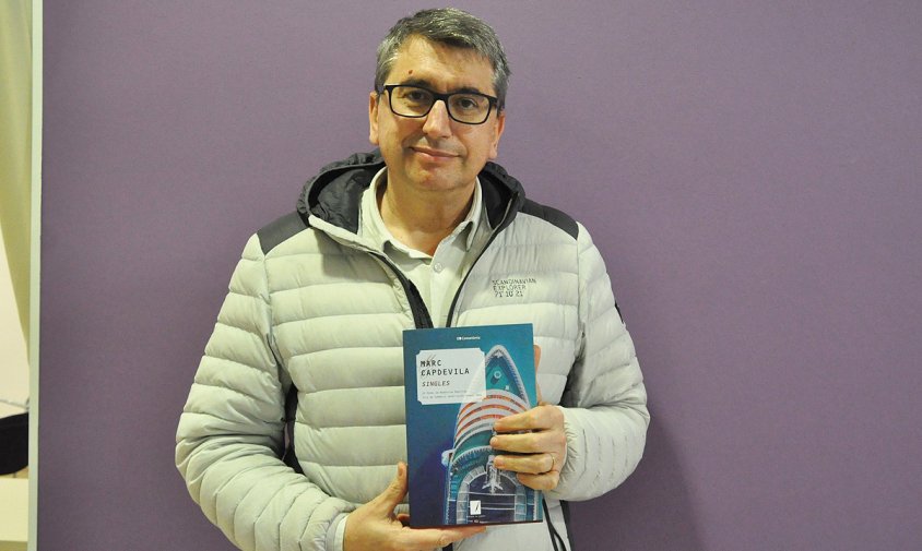 Marc Capdevila amb la seva novel·la "Singles"