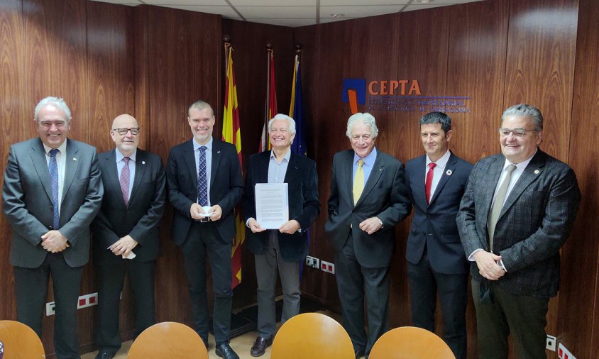 Representants de les diferents entitats del territori van signar un conveni, ahir dimecres