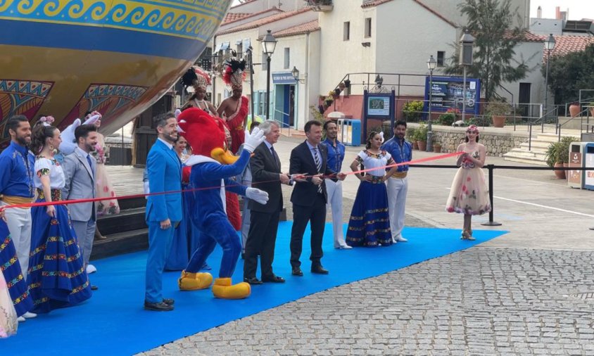 Moment del tall de cinta per donar la benvinguda a la nova temporada de Port Aventura