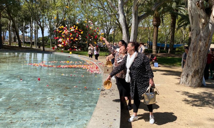 Ofrena floral de la comunitat gitana al parc del Pescador