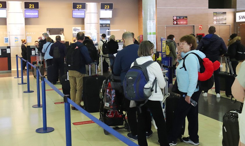 Gent fent cua a l'aeroport de Reus, aquest passat dimarts