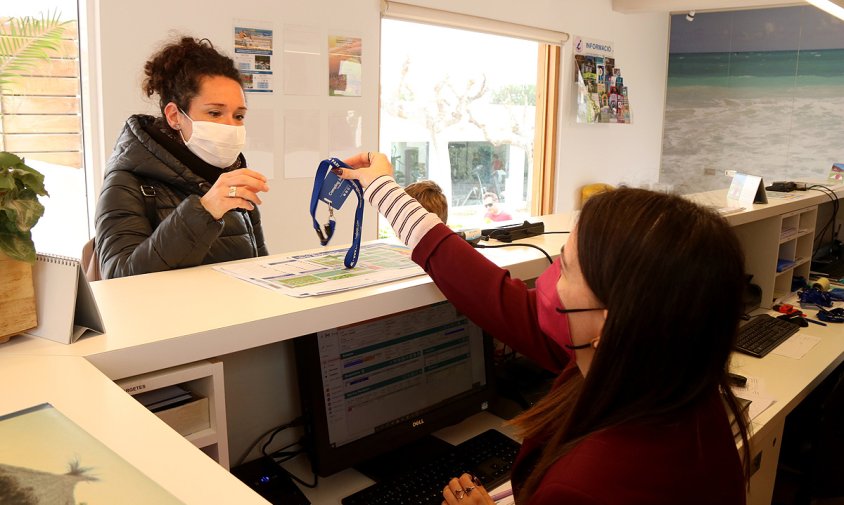 Imatge d'una turista a la recepció del càmping Joan de Cambrils