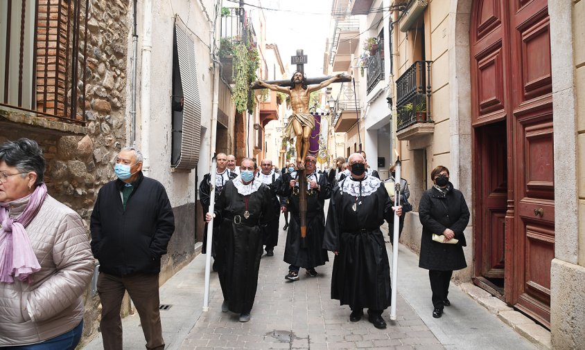 El viacrucis va recórrer els carrers del Barri Antic, ahir al matí