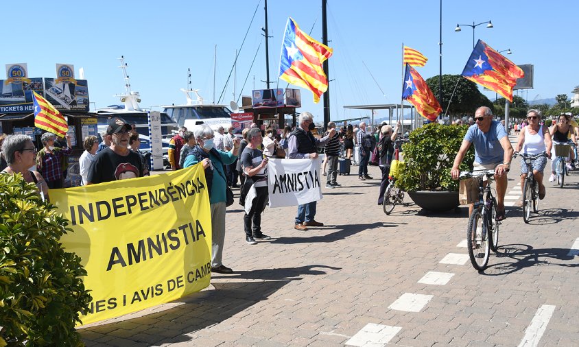 Les Àvies i Avis, ahir, a la concentració del port