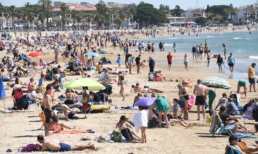 Aspecte de la platja del Regueral, ahir a mig matí