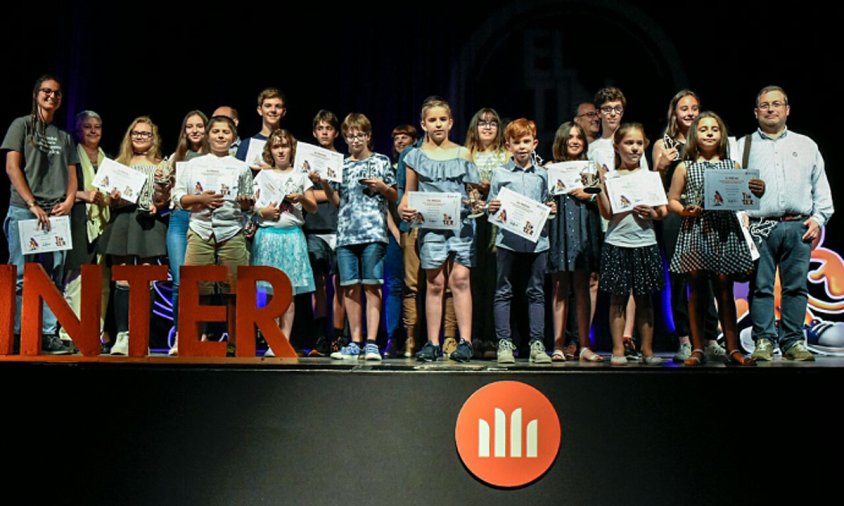 Foto de grup de tots els premiats. L'alumna cambrilenca Judith Alonso és la primera per la dreta de la primera fila