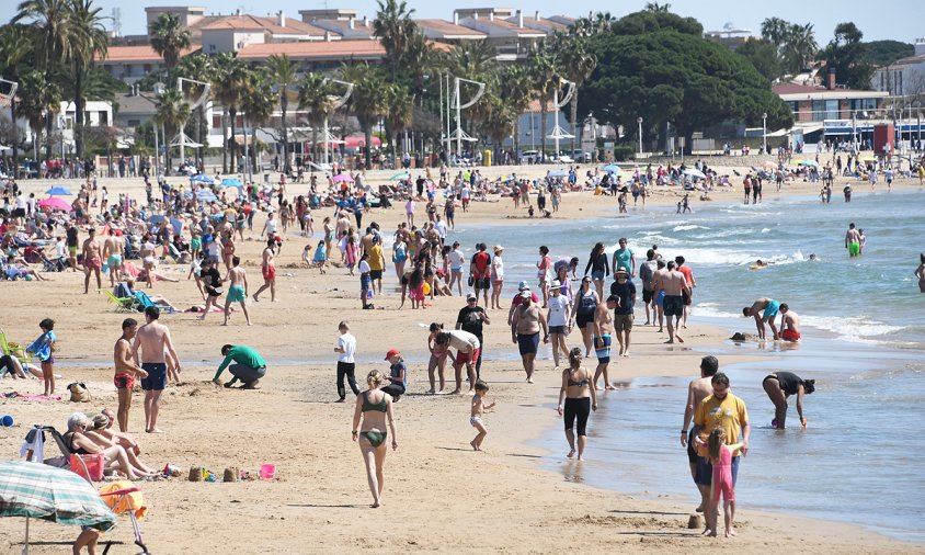 Aspecte de la platja del Regueral, aquest passat diumenge de Pasqua