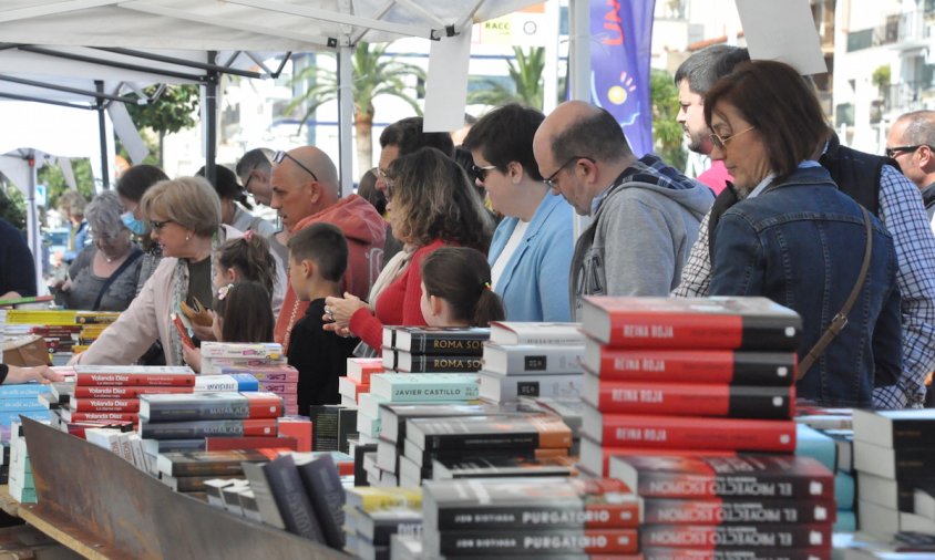 Imatge d'una de les parades de llibres muntades, ahir, al Mercat de Sant Jordi