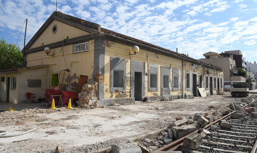 Aspecte dels treballs de demolició de l'edifici de l'antiga estació, aquest matí