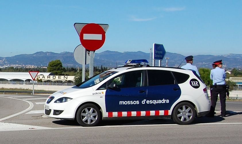 Imatge d'arxiu d'un vehicle dels Mossos d'Esquadra i dos agents