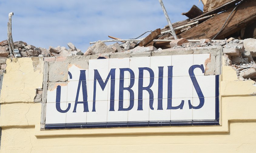 Imatge d'un dels cartells de l'edifici de l'antiga estació amb les lletres de Cambrils