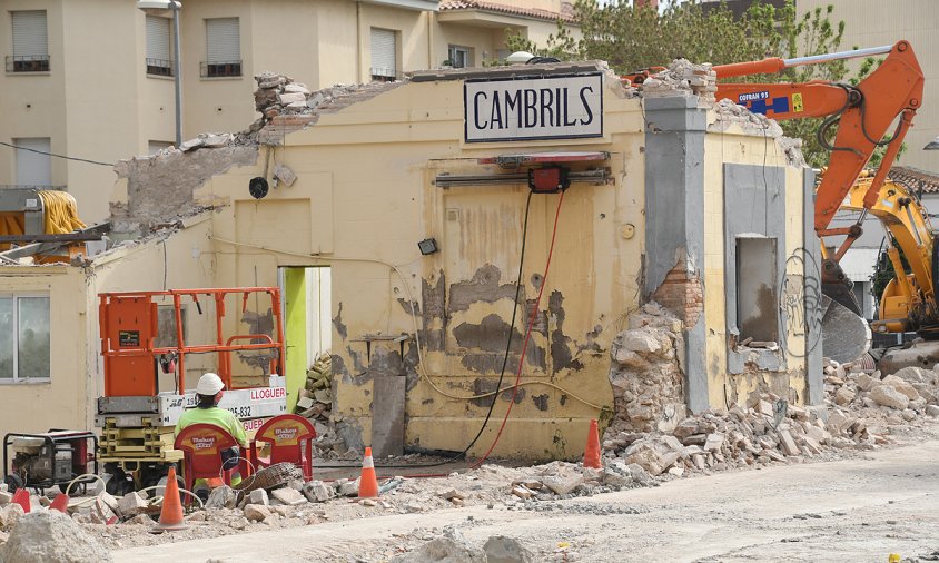 Una radial està tallant la paret on hi ha el cartell de Cambrils que es vol salvar