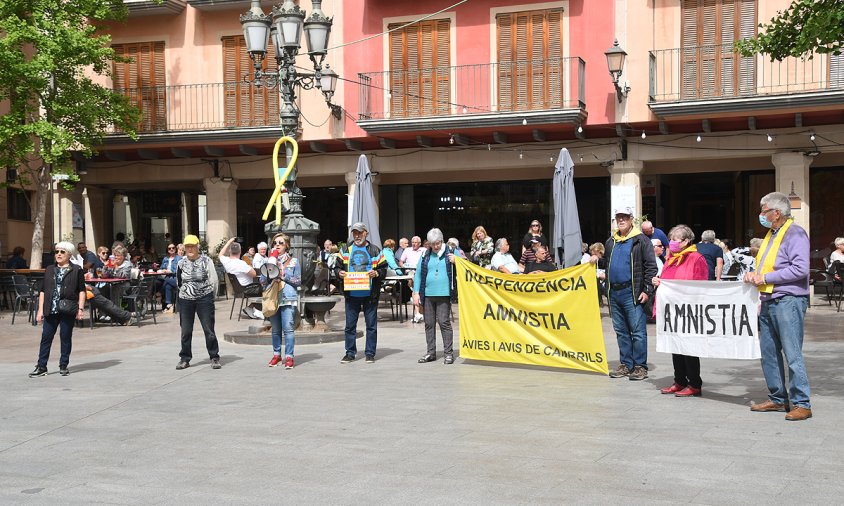 Un moment de la conecntració d'ahir a la plaça de la Vila