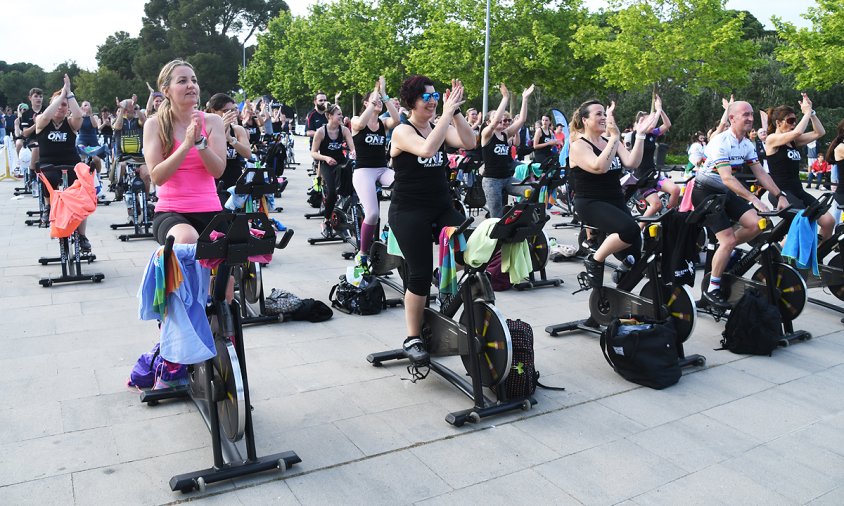 Un moment de l'activitat solidària amb bicicleta estàtica, ahir a la tarda, al parc del Pinaret