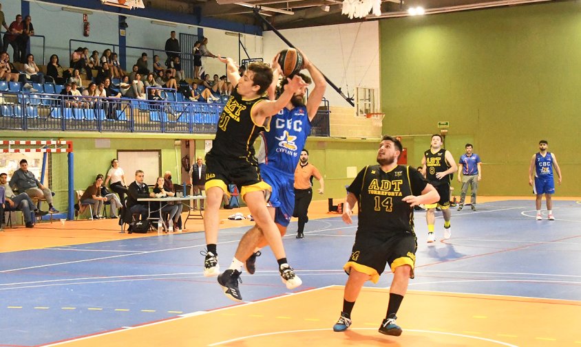 L'ADT es va imposar al CB Cambrils en el partit que es va disputar ahir al matí al Palau Municipal d'Esports