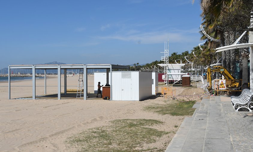 Avui s'està acabant d'instal·lar el primer xiringuito a la platja del Regueral