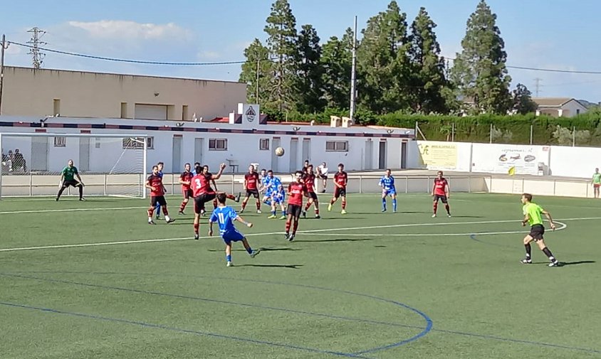 El Cambrils Unió no va passar de l'empat a zero gols en el partit jugat ahir a la tarda  al camp de l'Ampolla