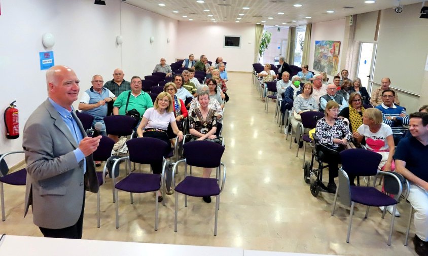 Josep M. Panicello, coordinador del grup, en un moment de l'acte de presentació del vídeo de la Collita del 52