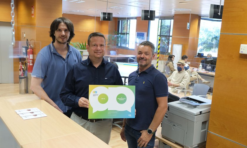 L'alcalde de Cambrils, Oliver Klein, el regidor de Govern Obert, Santi Gámez, i el cap de Noves Tecnologies, Xavier Reina, amb el guardó