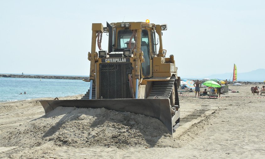 Imatge d'arxiu d'uns treballs d'aportació de sorra a la platja del Cap de Sant Pere, el maig de 2012