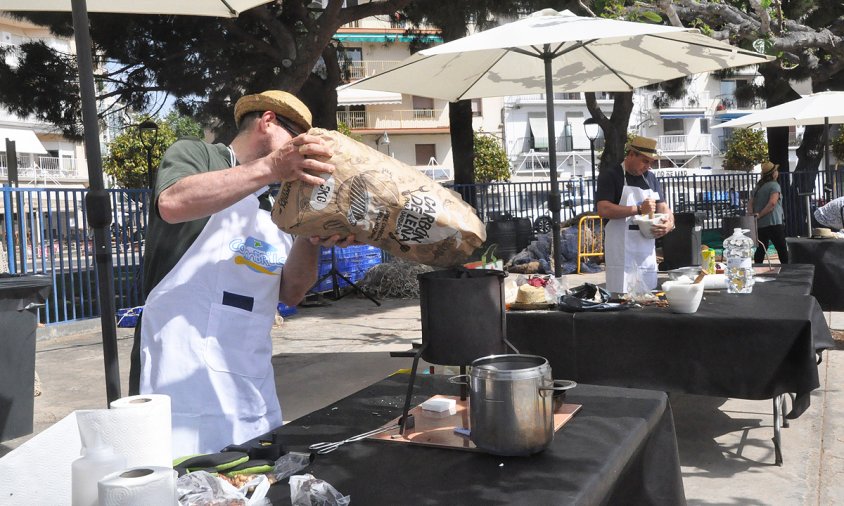 Un moment del cuinat dels participants al concurs de mestres romescaires, ahir al matí