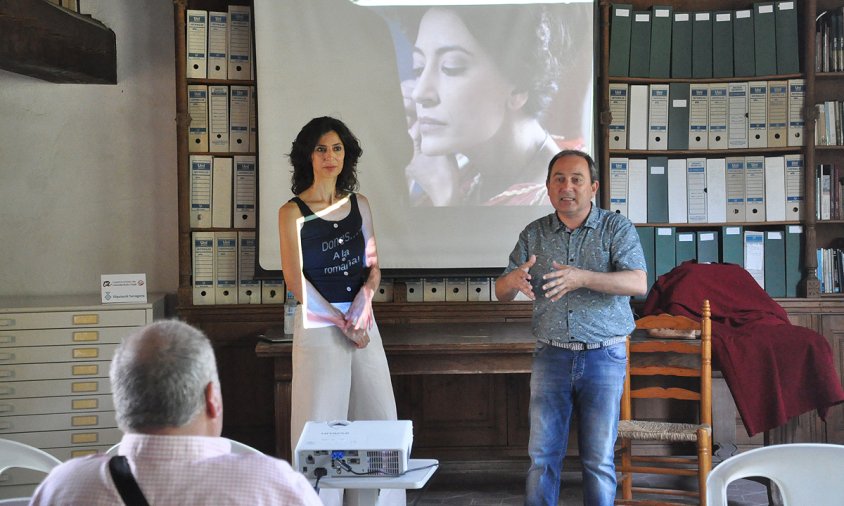 Un moment de la xerrada de Meritxell Blay, acompanyada del director del Museu d'Història, Gerard Martí