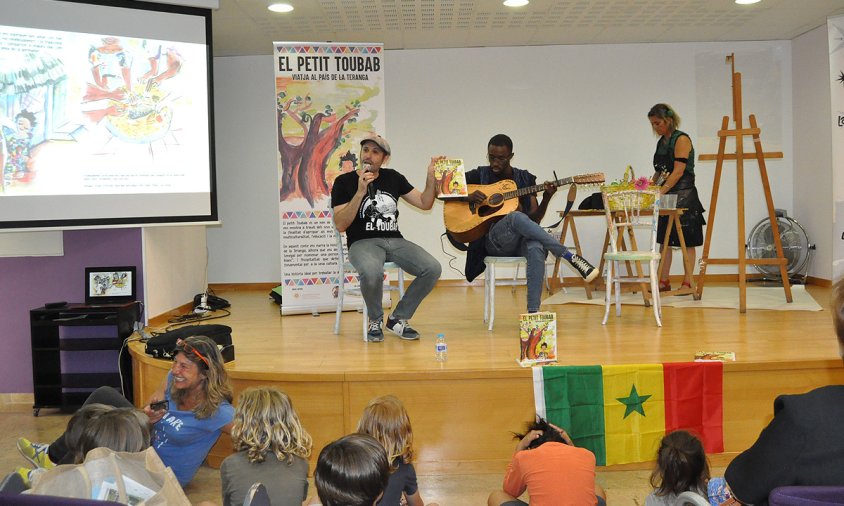 Imatge de la presentació del conte, ahir a la tarda, al Centre Cultural