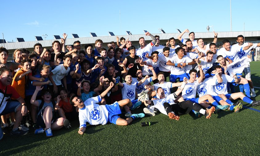 Celebració de l'equip i afició dins el camp, un cop acabat el partit d'ahir davant el Reddis