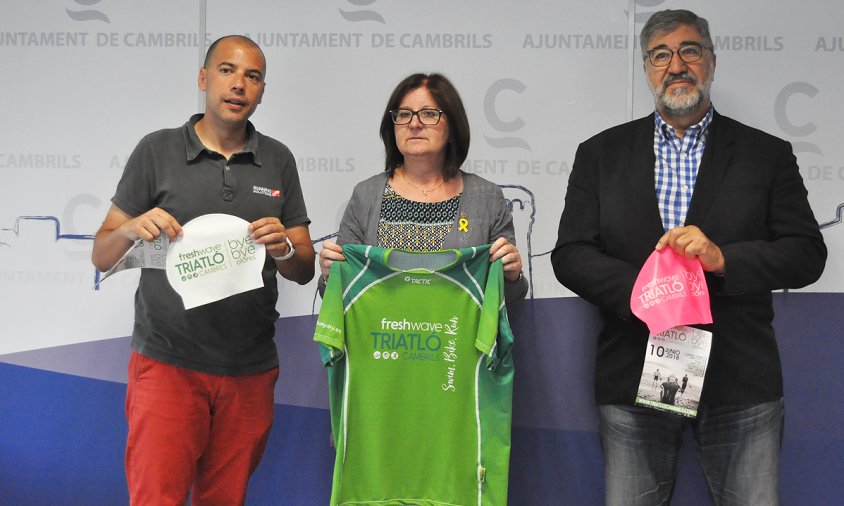 Presentació del 6è Triatló de Cambrils. D'esquerra a dreta: Juanan Fernández, Camí Mendoza i Josep M. Vallès