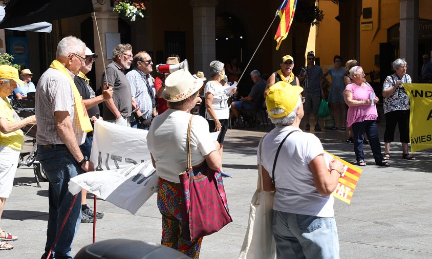 Un moment de la concentració de les Àvies i Avis, ahir, a la plaça de la Vila