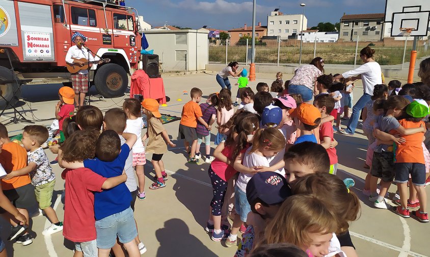 Un moment de l'animació infantil al pati de l'escola