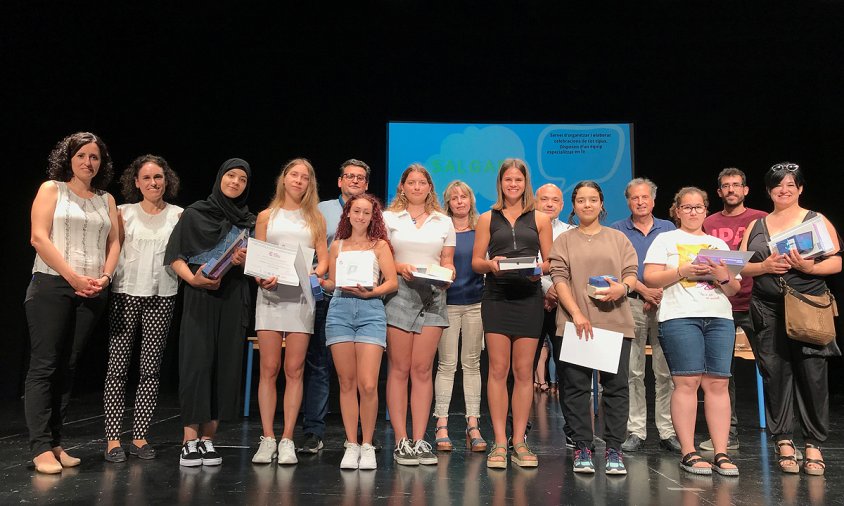 Fotografia de grup de les alumnes guardonades