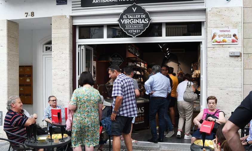 L'establiment comercial es troba ubicat a la plaça de Catalunya, al barri del Port