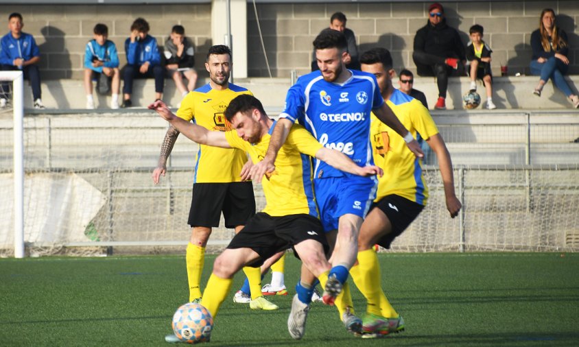 Imatge del partit disputat a l'estadi municipal, a finals del passat mes d'abril, entre el Cambrils Unió i l'Aldeana