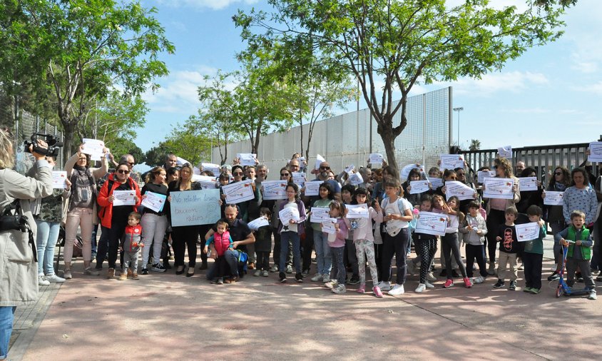 Imatge de la concentració a les portes de l'escola Mas Clariana, el passat 3 de maig