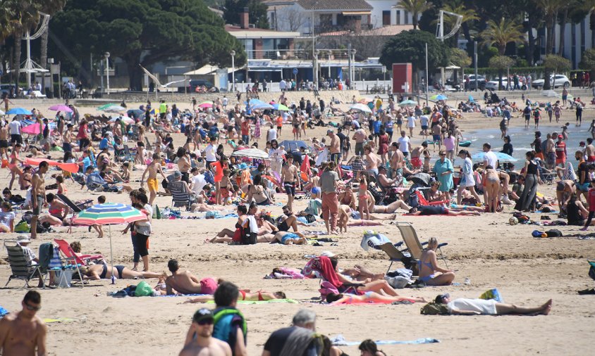 Platja del Regueral plena, aquesta passada Setmana Santa