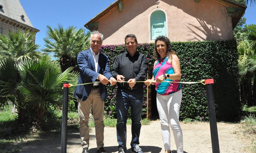 Francisco Javier Castillo, Oliver Klein i Yolanda Burgos tallant la cinta inaugural de la nova Aula de la Natura del parc