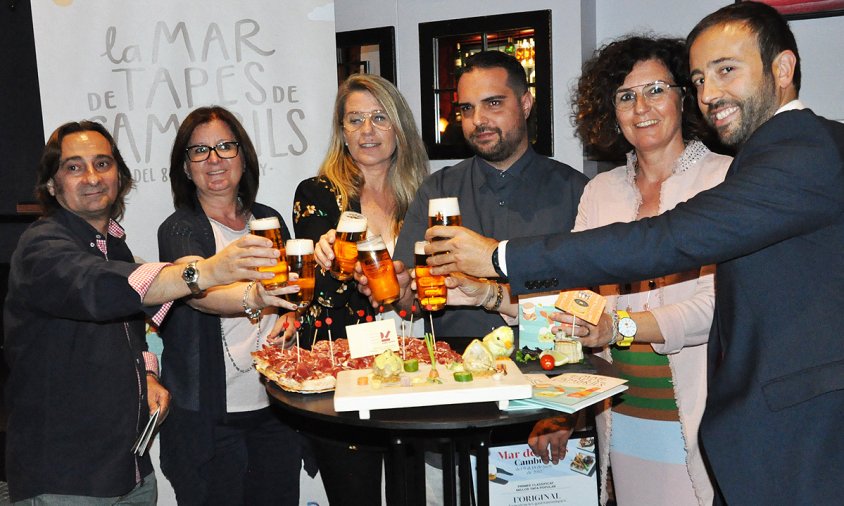 Lorenzo Lara, Camí Mendoza, Laura Mellau (Taller 9), Joan Llaberia (L'Original), Mercè Dalmau i Daniel Martín (Damm), ahir, fent el brindis d'inauguració de la Mar de Tapes 2018